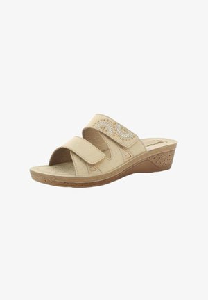 Sandalo beige con zeppa aperto sulla punta, due cinturini regolabili, borchie decorative e suola testurizzata per uso casual.