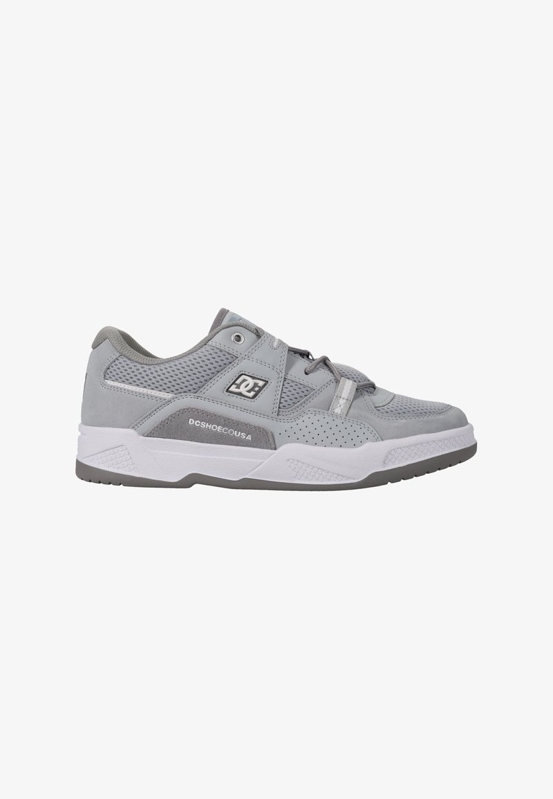 Szare buty sportowe z siatkowymi wstawkami oraz zamszowymi akcentami, perforowanymi detalami, białą podeszwą środkową i teksturowaną gumową podeszwą zewnętrzną.