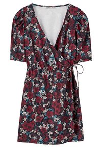 Robe portefeuille florale avec un décolleté en V profond, des manches bouffantes, une taille élastique, sur un fond sombre orné de fleurs rouges et de feuilles bleu-vert.