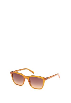 Gafas de sol cuadradas con un armazón ámbar translúcido y lentes marrones con degradado. Acentos de metal en las bisagras. Textura suave, diseño ligero.