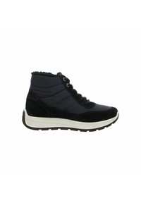 Botines negros y azul marino con un diseño acolchado, detalles de ante y una suela blanca. Presentan un sistema de cordones en la parte frontal y un cuello suave y texturizado.