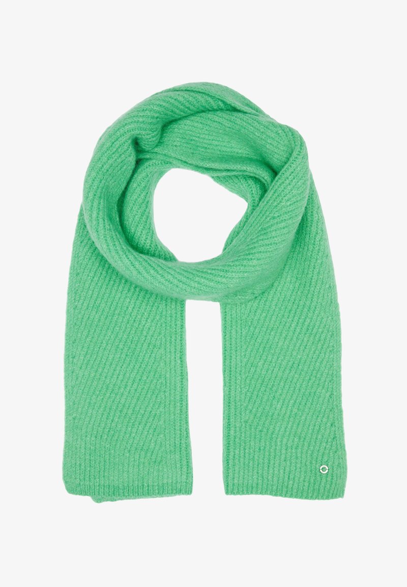 Écharpe verte côtelée en matériau doux et texturé. Présente un accent métallique circulaire à une extrémité. Design en boucle pour plus de commodité lors du port.