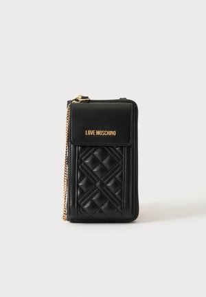 Μαύρο ραμμένο δερμάτινο πορτοφόλι Love Moschino με χρυσή αλυσίδα και φερμουάρ σε μονόχρωμο φόντο.