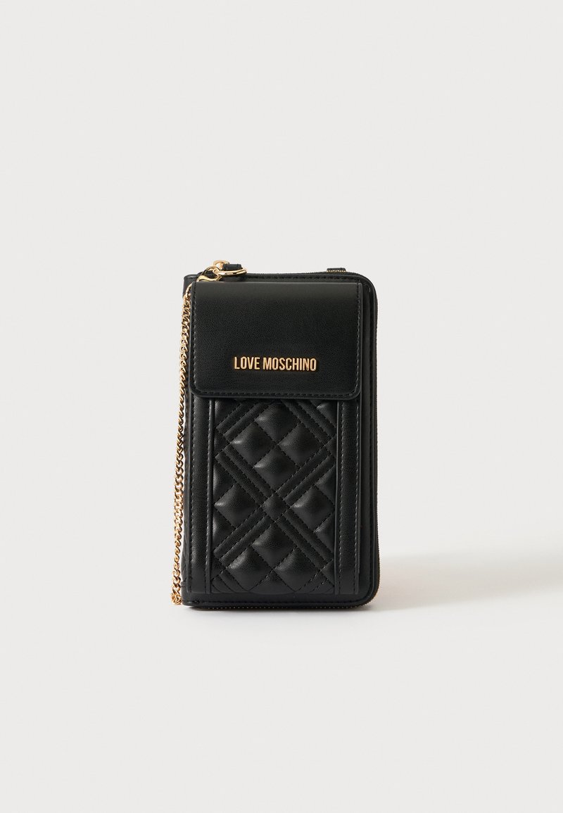 Μαύρο ραμμένο δερμάτινο πορτοφόλι Love Moschino με χρυσή αλυσίδα και φερμουάρ σε μονόχρωμο φόντο.