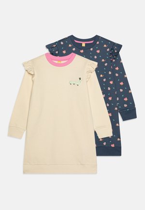 Două rochii cu mâneci lungi: una crem cu guler roz și design cu omiduță, cealaltă albastră marin cu un model floral și mâneci volani.