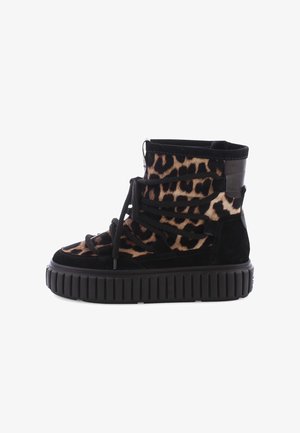 Hoge sneakers van zwart suède met luipaardprint, met dikke ribbelzolen, zwarte veters en een glad accentpaneel.