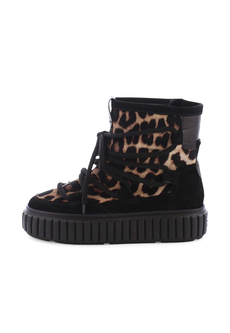 Schwarze Wildleder-Hightop-Sneaker mit Leopardenmuster, ausgestattet mit dicken, geriffelten Sohlen, schwarzen Schnürsenkeln und einem glatten Akzentpanel.