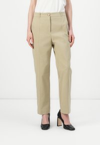 Μπεζ παντελόνι ψηλής μέσης με κανονική γραμμή, με κλείσιμο μπροστά με κουμπί και πλαινές τσέπες, κατασκευασμένο από ελαφρύ ύφασμα.