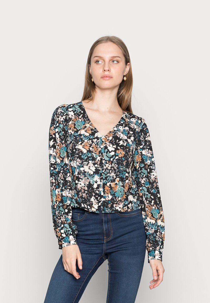 Blusa de mangas longas com fundo preto, apresentando um padrão floral em teal, laranja e branco. Design em V com mangas franzidas.