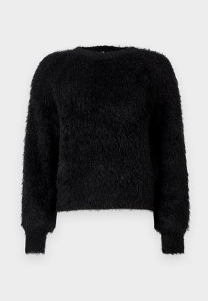 Melna, pūkaina, garām piedurknēm crew neck džemperis ar mīkstu teksturētu audumu un ribotām piedurknēm uz vienkārša balta fona.