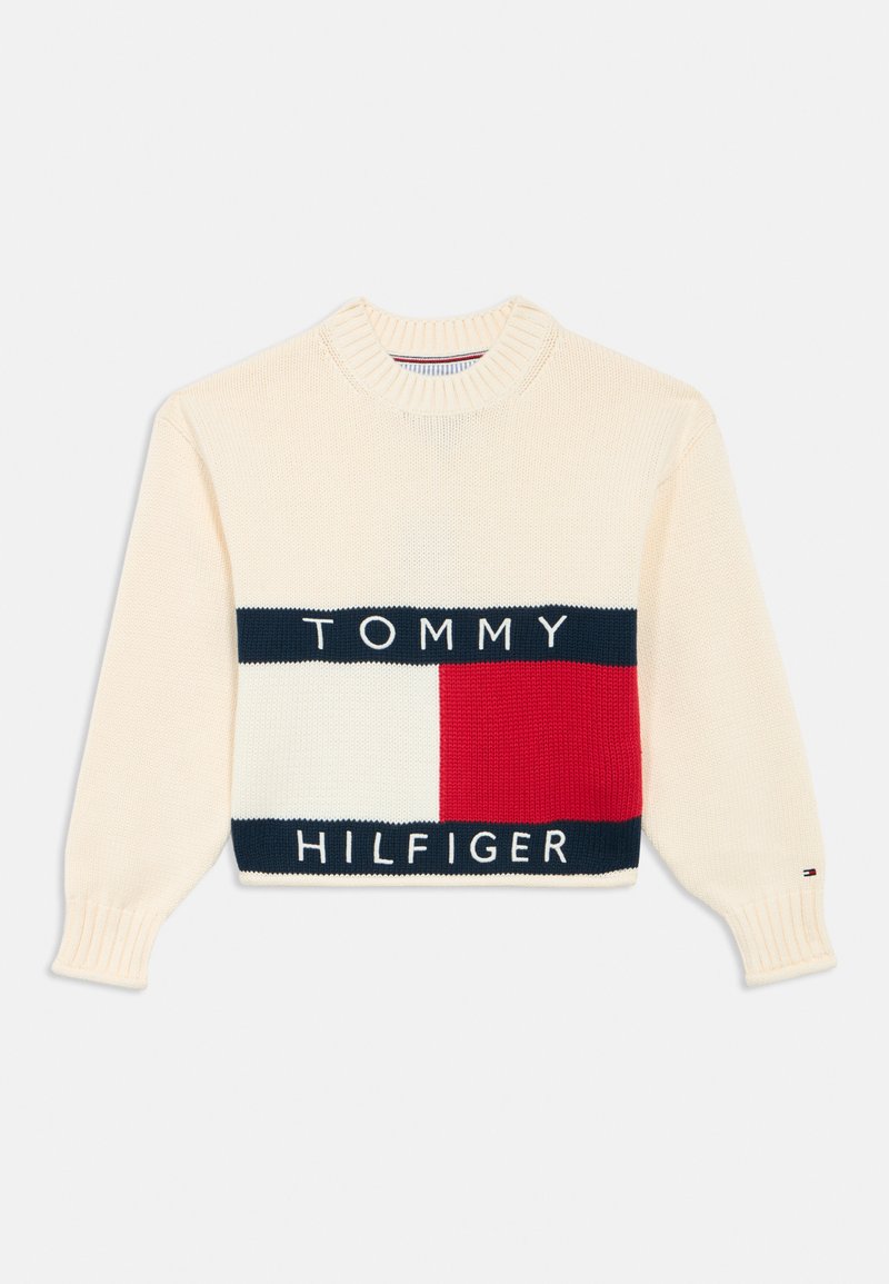 Suéter de punto color crema con cuello redondo acanalado; presenta una franja horizontal en azul y rojo contrastantes con "TOMMY HILFIGER" en letras mayúsculas.