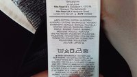 Biely etiketa na textílie s čiernym textom, ktorý uvádza zloženie materiálu: 62% bavlna, 38% polyester, spolu s pokynmi na pranie a symbolmi.