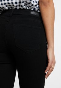 Abercrombie & Fitch Vaqueros pitillo - black denim