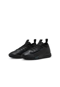 Baskets de sport noires avec des dessus texturés, un design épuré et des semelles en caoutchouc. Dotées de lacets, de lanières de traction et d'un accent logo subtil sur le côté.