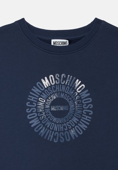 Μπλε σκούρο φούτερ με κυκλικό σχέδιο κειμένου που επαναλαμβάνει το "MOSCHINO" σε διάφορες αποχρώσεις του ασημί. Με ριμπ λαιμόκοψη και υφή υφάσματος.