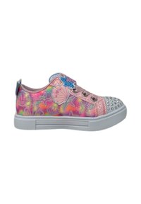Zapatilla rosa brillante con diseños de conchas marinas, acentos multicolores, suela de goma blanca y puntera con tachuelas que presenta una mariposa decorativa.