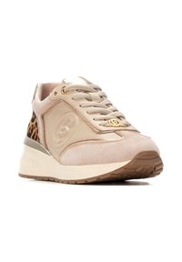 Zapatillas de cuero y ante beige con acentos de estampado de leopardo, detalles metálicos, puntera redonda y suela de goma texturizada. Logotipo dorado en el lateral.