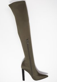 Bota verde oliva por encima de la rodilla, con punta afilada y alto tacón de aguja, cierre de cremallera lateral y textura suave.