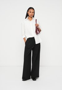 HUGO HAMINDE - Bukse - black