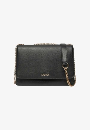 Musta nahkainen olkalaukku kultainen ketjusanka, jossa on taitettava läppä ja kohokuvioitu logo edessä. Pinta on teksturoitu.