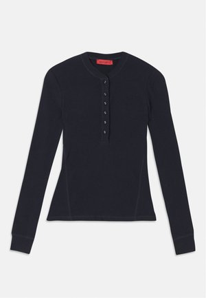 Camisa henley de manga longa azul marinho, feita de tecido suave, com uma pala de botão com seis botões e punhos canelados.