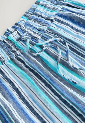 Pantalones cortos a rayas hechos de tela ligera, con diferentes tonos de rayas azules y blancas, una cintura elástica y un cordón ajustable.