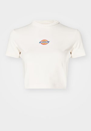 Kremfarget kort t-skjorte med høy hals, korte ermer og et sirkulært logo med "Dickies" i blått, rødt og gult.