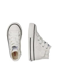 Bílé vysoké tenisky z plátna s černými akcenty. Mezi vlastnosti patří šněrovací design, kulatá špička a strukturovaná gumová podrážka.