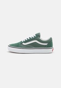 Grønne lerret sneakers med hvite detaljer, preget av et klassisk design, hvite snøringer og en gummisåle med en svart stripe.
