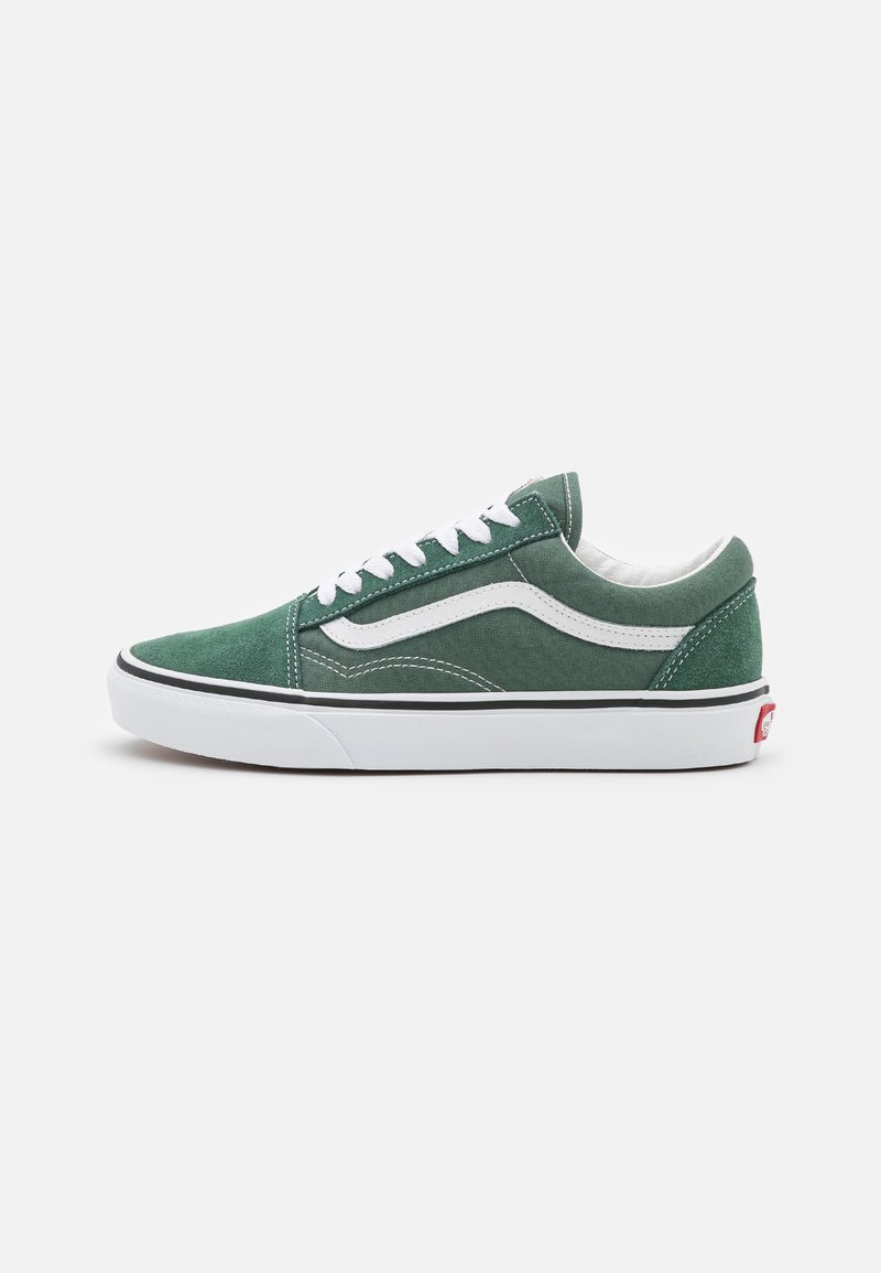 Grønne lerret sneakers med hvite detaljer, preget av et klassisk design, hvite snøringer og en gummisåle med en svart stripe.