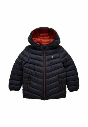 Giacca a vento imbottita blu navy per bambini, con fodera arancione, cappuccio, cerniera frontale, tasche con zip e piccolo logo di pinguino bianco sul petto.