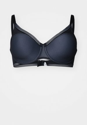 Soutien-gorge noir avec des bonnets moulés, un tissu en maille texturée et des bretelles ajustables avec de fines rayures sur les bords. Détail de fermeture à crochets au centre.