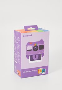 Krabička instantního filmu Polaroid Color Go v purpurové barvě, na které je stylizovaný fotoaparát tisknoucí fotografii, s textem "+16 Instantních fotografií."