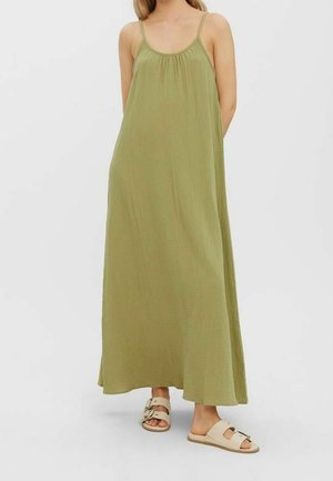 Maximekko teksturoidusta oliivinvihreästä kankaasta, ohutolkaiminen, kevyesti laskostettu yläosa ja virtaava siluetti. Yhdistetty vaaleisiin sandaaleihin.