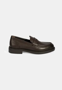 Braune Lederloafers mit strukturiertem Finish, im Slip-On-Design und einer erhöhten Naht entlang der Zehenpartie, auf einer flachen, schwarzen Gummisohle.
