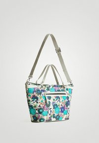 Torebka z kwiatowym wzorem o plecionym wykończeniu, z białym tłem, turkusowymi i fioletowymi kwiatami oraz srebrnymi akcentami.