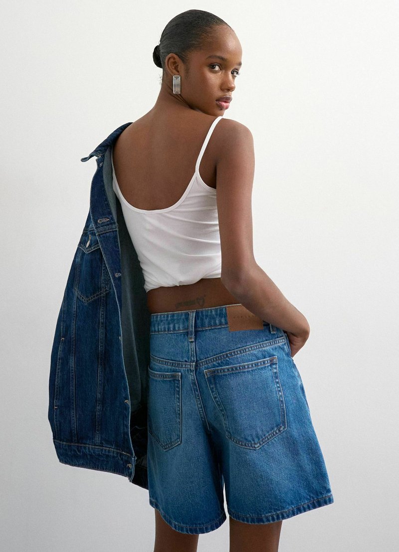 Topshop - Short en jean fendu sur les côtés - Bleu moyen | ASOS