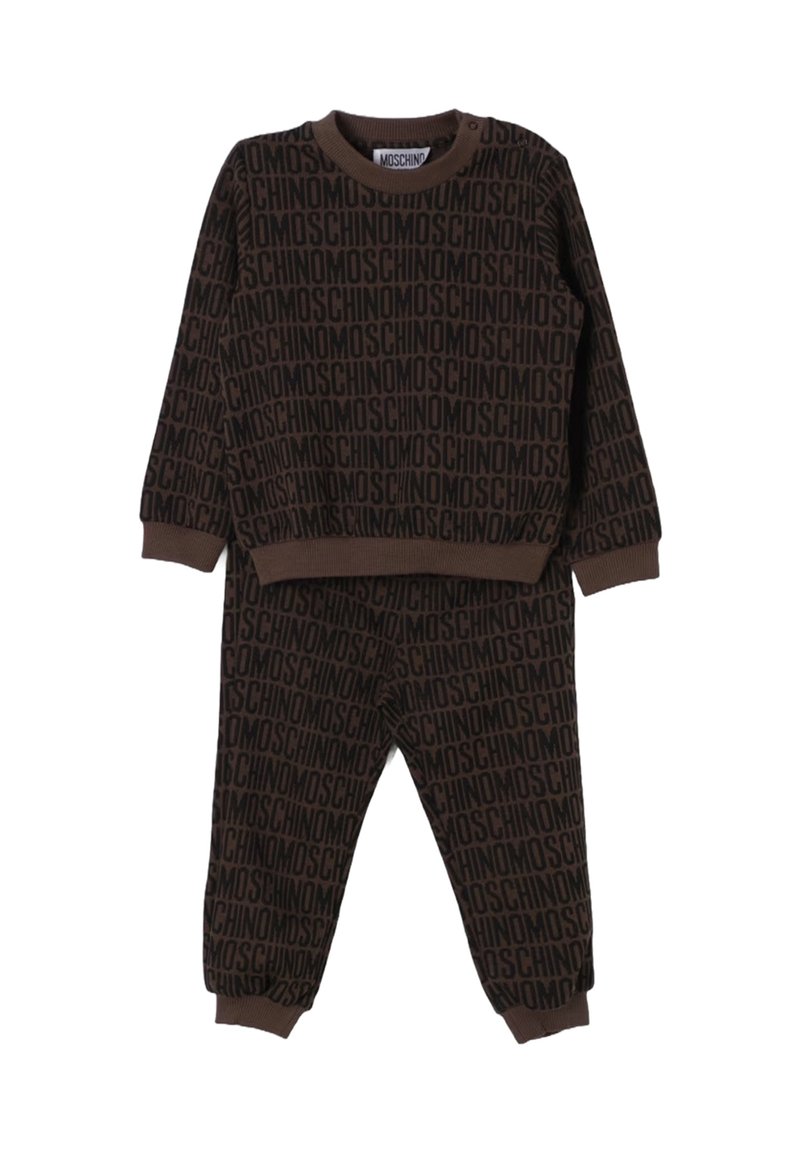 Set di felpa a maniche lunghe e pantaloni marrone con un motivo ripetuto di testo nero "Moschino" e polsini a costine su maniche e gambe dei pantaloni.