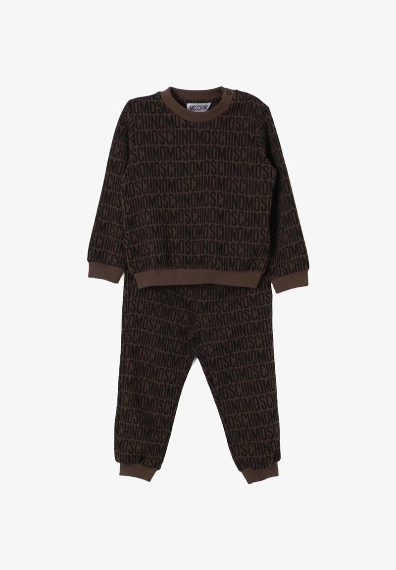 Set di felpa a maniche lunghe e pantaloni marrone con un motivo ripetuto di testo nero "Moschino" e polsini a costine su maniche e gambe dei pantaloni.