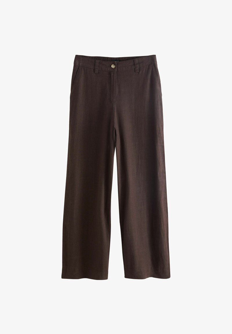 Pantaloni maro cu croială largă și talie plată, închidere cu nasturi și două buzunare laterale. Confecționați dintr-un material neted și ușor.