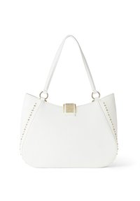 Borsa a spalla bianca in pelle con forma strutturata, hardware dorato e borchie decorative lungo un lato. Presenta una chiusura a fibbia rettangolare.