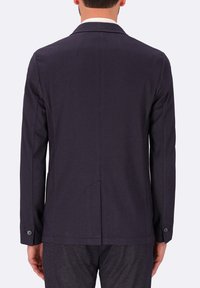 Blazer blu scuro con un motivo testurizzato, vestibilità su misura, revers a effetto, polsini con bottone, dotato di una fessura centrale sul retro.