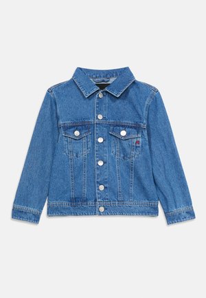 Sininen farkkutakki, jossa on pitkät hihat, napitettava etukappale, kaksi rintataskua napilla suljettavina ja klassinen kaulus.