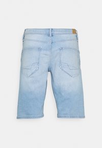 Shorts de mezclilla azul claro con un ajuste relajado, que presentan dos bolsillos traseros y un dobladillo recto, fabricados con una tela suave y lisa.