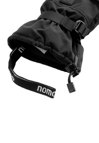 Zwarte geïsoleerde handschoen met een trekkoordsluiting, verstelbare riem en de merknaam "nomod" in het wit gedrukt op een stoffen lus.