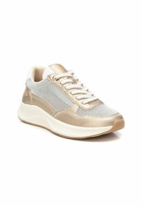 Zapatilla atlética ligera con parte superior de malla en blanco y detalles metálicos dorados, que presenta un cuello acolchado, puntera redonda y suela texturizada.