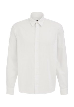 Fehér hosszú ujjú ing, gombos elejű, hegyes gallérral és gombos mandzsettákkal, egyszínű fehér háttéren bemutatva.