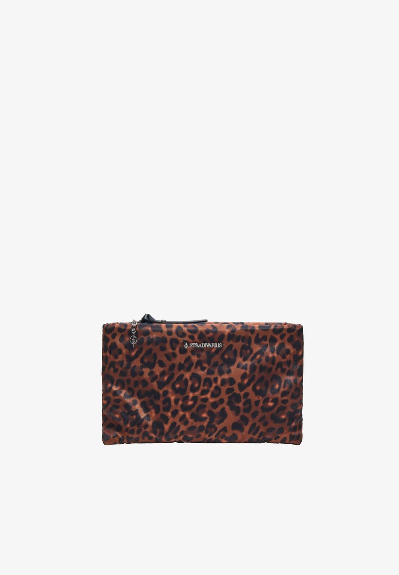 Pochette rectangulaire avec imprimé léopard marron et noir, fermeture éclair et petite étiquette logo Stradivarius près du haut centre.