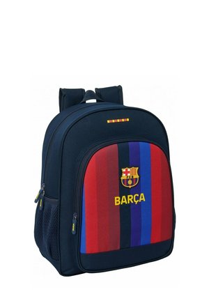 Granatowy plecak z czerwonymi i niebieskimi paskami, herbem FC Barcelona oraz tekstem "BARÇA" na przedniej kieszeni z siatkową kieszenią boczną i wyściełanymi paskami.