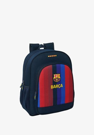 Granatowy plecak z czerwonymi i niebieskimi paskami, herbem FC Barcelona oraz tekstem "BARÇA" na przedniej kieszeni z siatkową kieszenią boczną i wyściełanymi paskami.